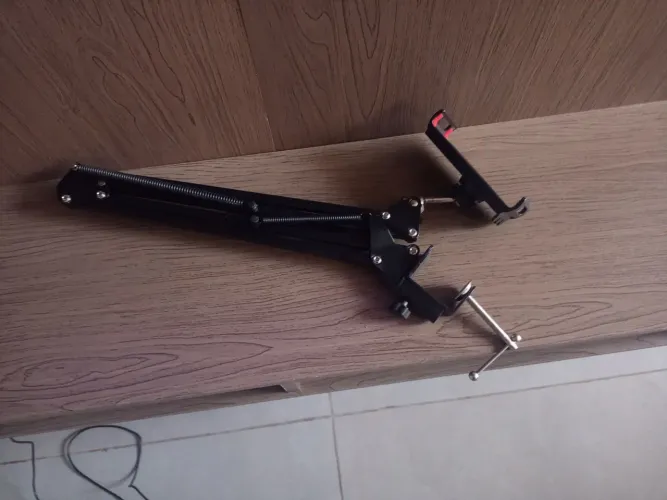 Braço articulado para celular/tablet já montado
