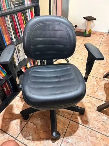Cadeira de Escritório Diretor Costurada Giratória c/ Braços Reguláveis - MARTIFLEX - Preto