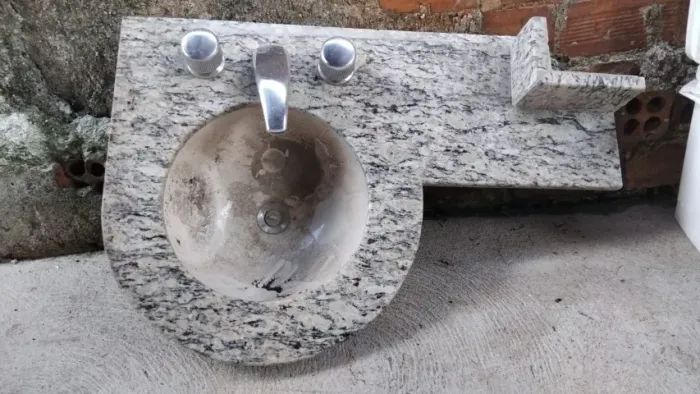 Pia de Banheiro em Granito com misturador e Torneira