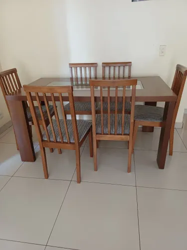 Vendo mesa de madeira com 6 cadeiras cadeira com pequenas havarias.