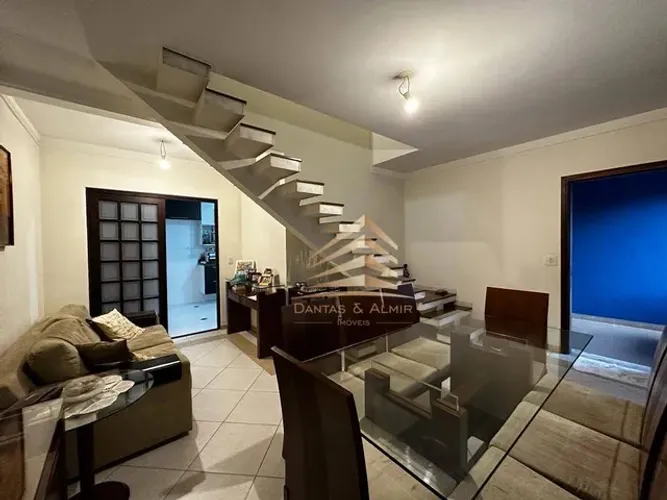 Sobrado com 4 dormitórios, sendo 2 suites e 6 vagas à venda, 321 m² por R$ 1.320.000 - Pon