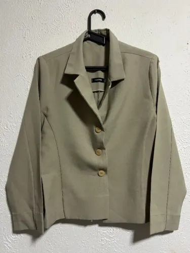 Blazer femenino tamanho M na cor bege