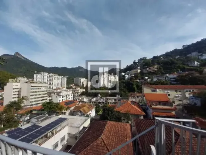 Localizada na Rua Almirante Salgado , com uma linda vista , indevassada Possui 529 m² de á