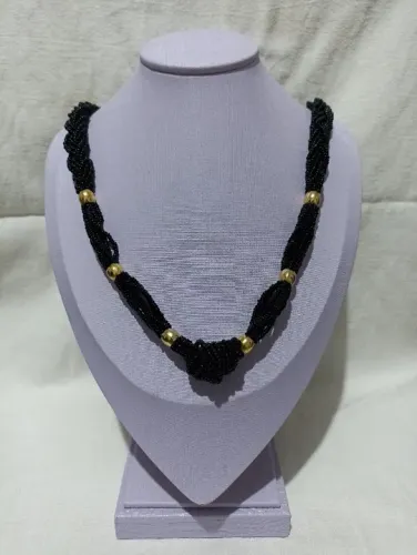 Colar feminino preto e dourado.