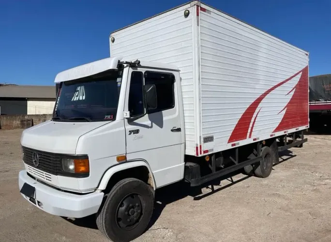 Caminhão Baú 710 Plus ano 2009