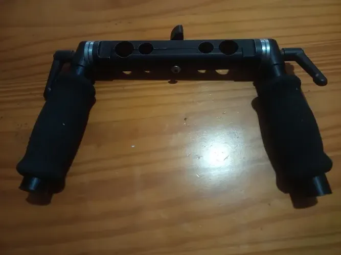 Vendo, cangalha para câmera na mão.