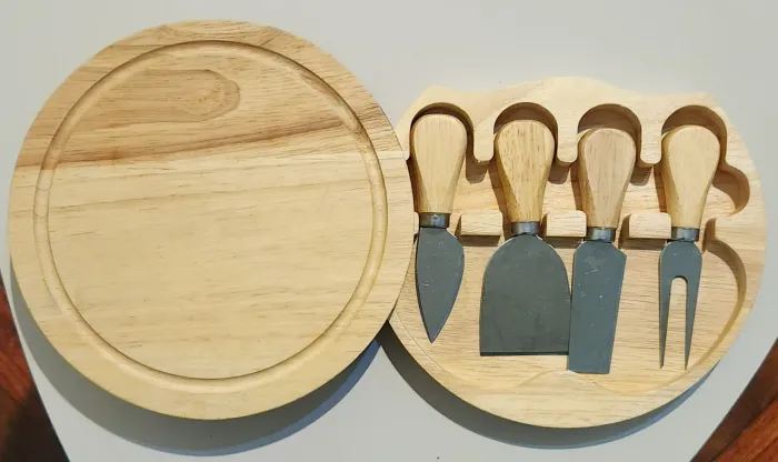 Tábua de frios giratória com conjunto de facas - Bambu natural e aço inox