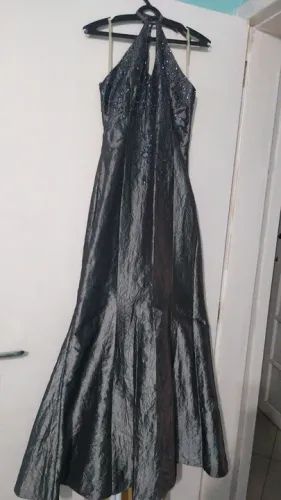 Vestido de festa longo em tafetá prateado.