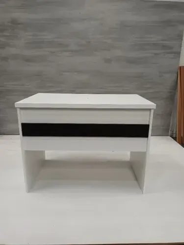 mesa reta com uma canela preta