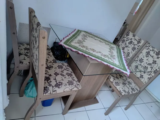 Mesa de Jantar com Tampo de Vidro sem as . Cadeiras