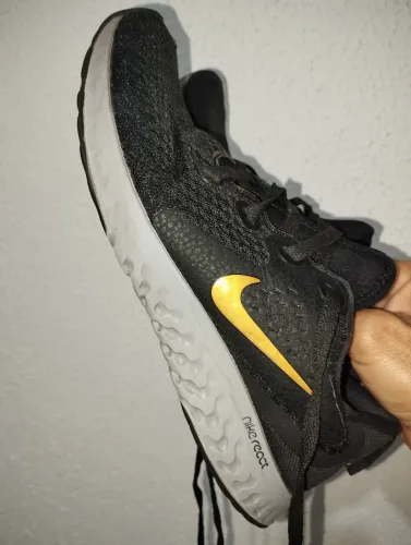 Tênis Nike React - Preto e Dourado número 37