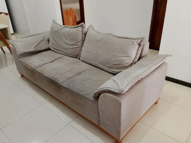 Sofá 3 lugares confortável e moderno