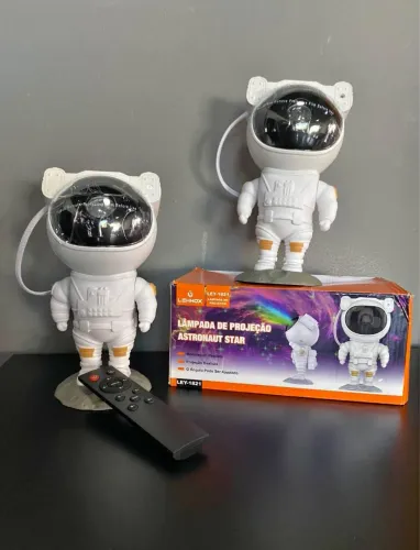 Projetor astronauta galáxia