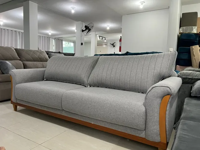 Sofá Cinza fixo elegante Detalhes em Madeira