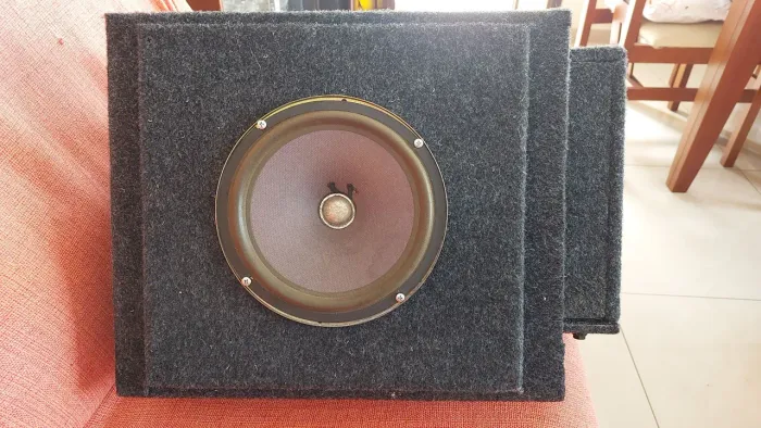 CAIXA CELADA COM AMPLIFICADOR EMBUTIDO COM BLUETOOTH TOP SÓ VENDA NÃO TROCO POR NADA 