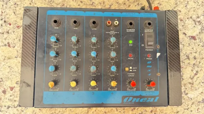 Mesa De Som Oneal 4 Canais Modelo Omx4 (Para Conserto Ou Retirada De Peças) 