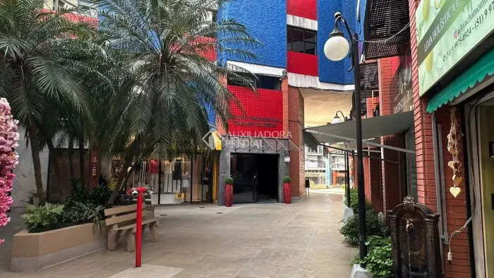 Duas Salas Conjugadas Comerciais na Galeria Champs Elysees, bairro Moinhos de Vento - Port