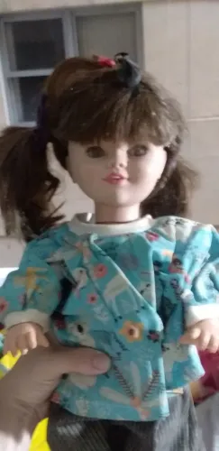 Boneca com roupa azul estampada