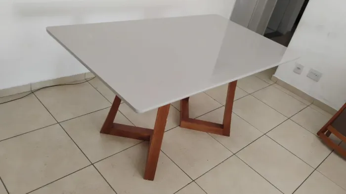 Mesa de jantar com design moderno
