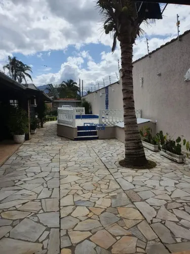 Casa com 6 dorm, 3 suítes, piscina a 300m da Praia das Palmeiras à venda - Caraguatatuba,