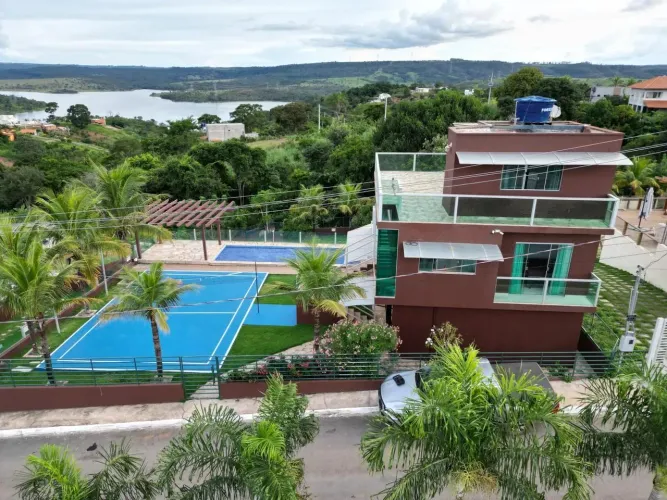 Chácara no Corumbá 4 com Triplex Alto Padrão à Venda em Condomínio Fechado