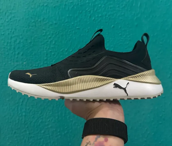 O Tênis Puma Pacer Future Slip on - Preto e dourado
