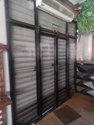 Porta de ferro com vidros