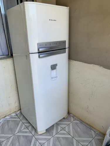 Geladeira Electrolux Celebrate Blue Touch DFW50