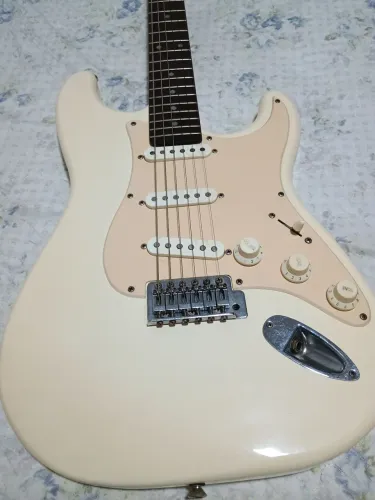Guitarra Strato Squier
