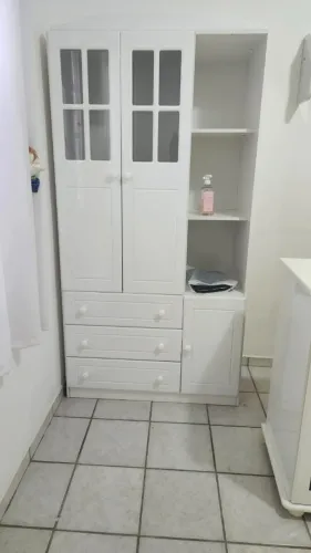 Guarda-roupas infantil + prateleira com cabideiro.