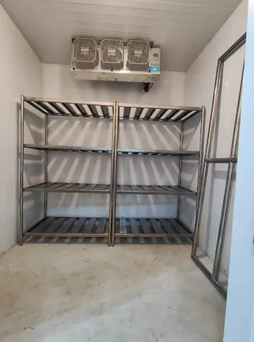 Estante inox para câmara fria com prateleiras reforçadas e estabilidade garantida
