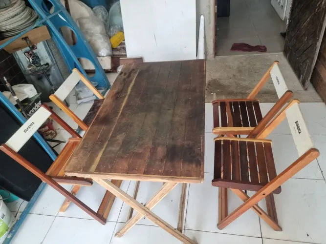 Mesa com 4 cadeiras de madeira 