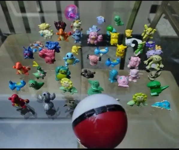 01 Pokébola + 50 Minis Personagens Pokémon Sortidos