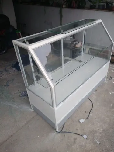 Vitrine de Exposição em Aço