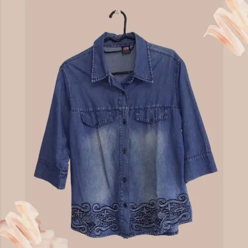 Blusa jeans bordada na barra!!