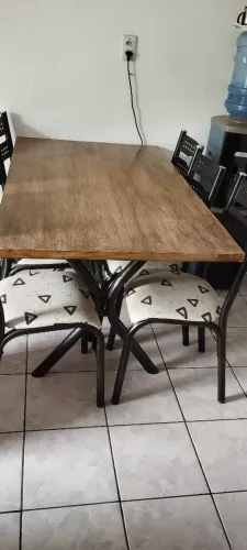 Mesa Amadeirada de 6 lugares