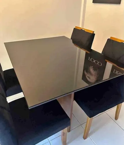 Mesa tampo com vidro e cadeiras em madeira maciça!!