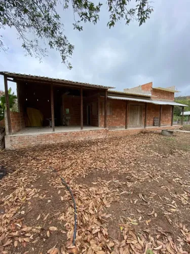 Terreno de 200m² em Vargem Alegre/BP, com casa construída faltando acabamento