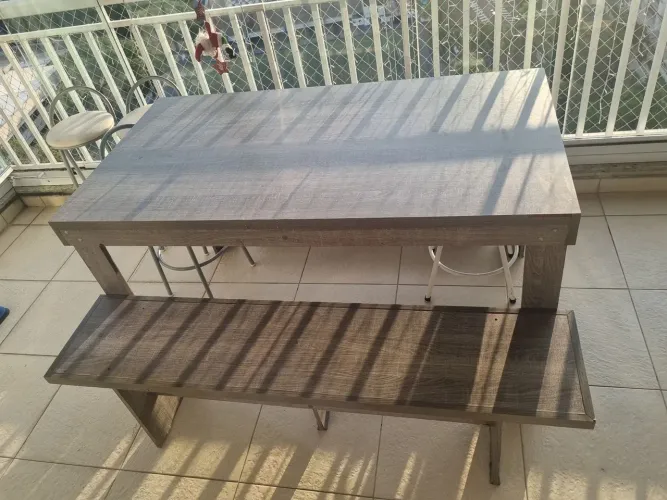 Mesa acompanha 2 bancos. 1,50 x0,80