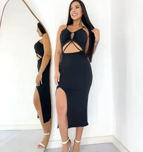 Vestido Preto com Decote e Fenda tamanho médio