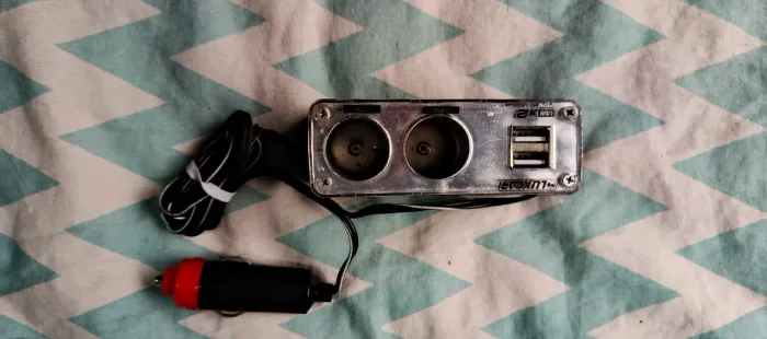 Carregador Veicular com 2 USB e 2 Tomadas