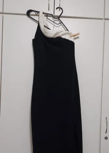 Vestido preto com detalhe branco