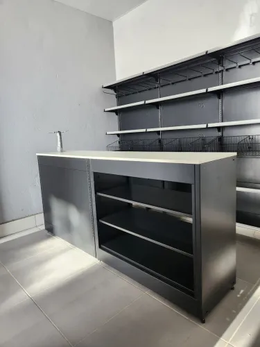 Balcão Comercial com Prateleiras