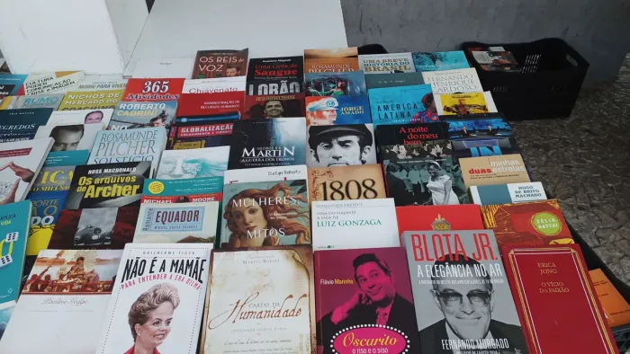 Livros de história, monte seu combo e pague menos.