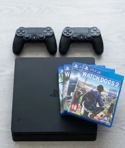 Playstation 4 Slim (1 TB) + 2 Joysticks