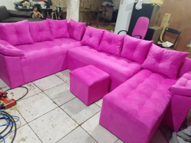 Sofá rosa disponível 