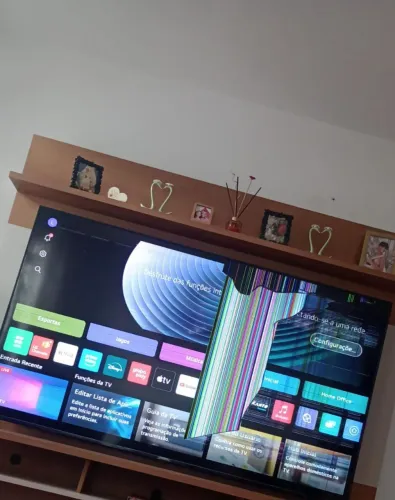 Tv 70 polegadas, nova nunca foi aberta , a tela tá trincada ,serve para retidara de peças