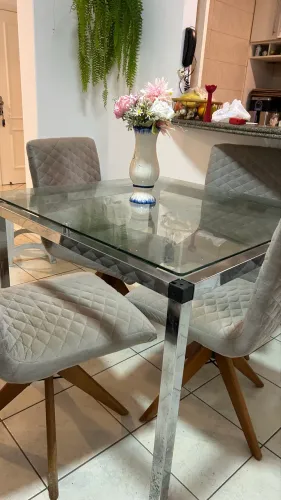 Linda mesa de jantar com cadeiras