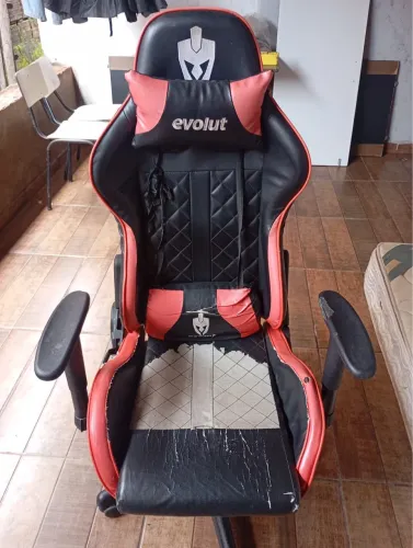 Vendo cadeira gamer com detalhes