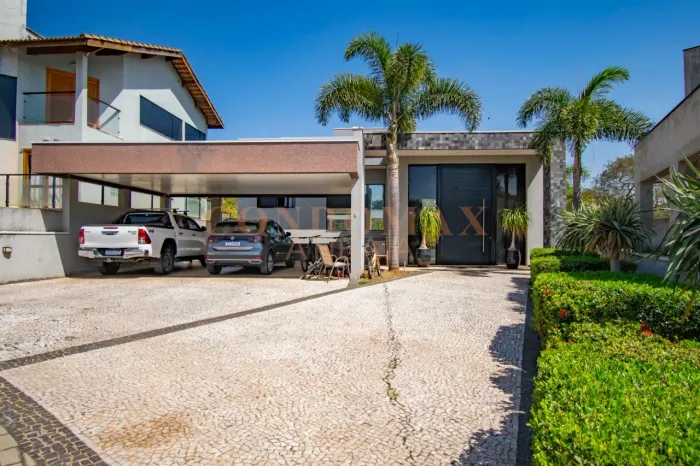 Casa Moderna com Fundo para Mata Condomínio Shambala II
